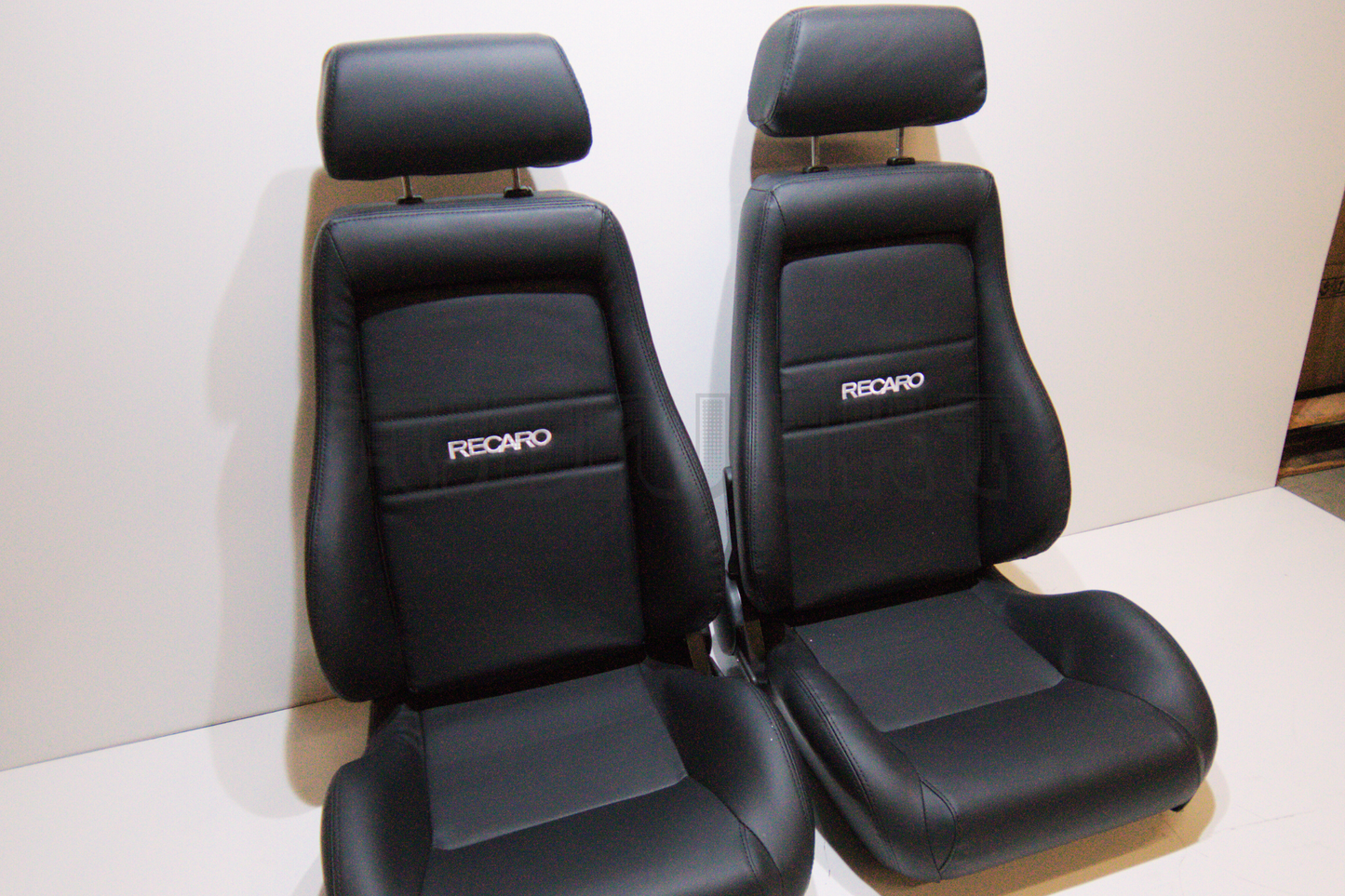 Recaro Specialist Style Black Leather Reclinable Bucket Seat