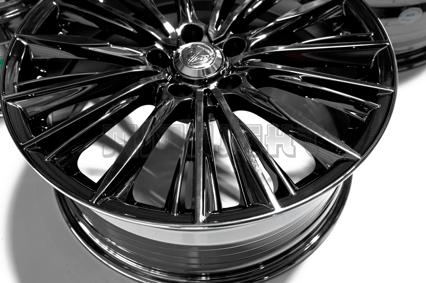 Rays VERSUS STRATAGIA VOUGE Style 19" 8J +38 (5X114.3)